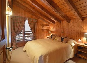 ein Schlafzimmer mit einem Bett in einem Zimmer mit Holzwänden in der Unterkunft Combe de l'A 222 in Verbier