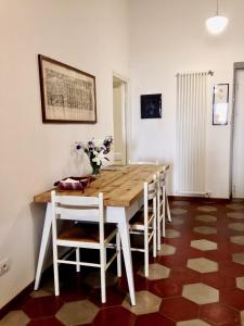 una sala da pranzo con tavolo e sedie in legno di Casa in Trastevere a Roma