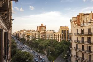 - une vue sur une rue de la ville avec des voitures et des bâtiments dans l'établissement Elegant Eixample Apartment nicely decorated, à Barcelone