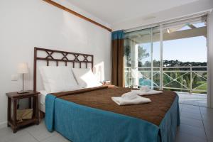 Un dormitorio con una cama con dos zapatos blancos. en Madame Vacances Residence Du Golf, en Moliets-et-Maa 54 fotos más