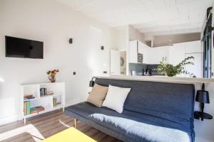 Televízia a/alebo spoločenská miestnosť v ubytovaní Apartamentos RG Dúplex San Bernardo