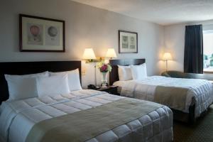 A bed or beds in a room at Meadowlands Plaza Hotel