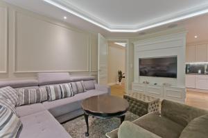 sala de estar con sofá y TV en Apartament Molo Superior en Sopot