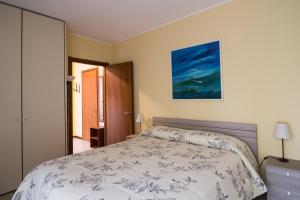 - une chambre avec un lit et une peinture murale dans l'établissement Cozy Penthouse, à San Donato Milanese