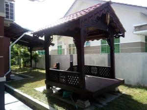 una pérgola en el patio de una casa en Villa Fairuz Hana Islamic Stay, en Kangar