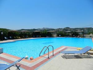 Bazén v ubytování Telhinis Hotel & Apartments nebo v jeho okolí