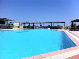 Bazén v ubytování Telhinis Hotel & Apartments nebo v jeho okolí