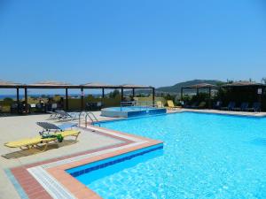 Bazén v ubytování Telhinis Hotel & Apartments nebo v jeho okolí