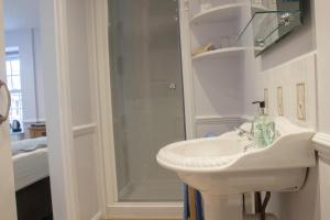 W łazience znajduje się umywalka i prysznic. w obiekcie Meadhon Guest House w mieście Jedburgh