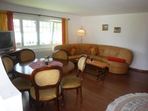 sala de estar con sofá y mesa en Haus Edelweiss, en Grächen