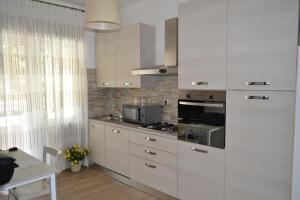 Kuchyň nebo kuchyňský kout v ubytování B&B LINEABLU