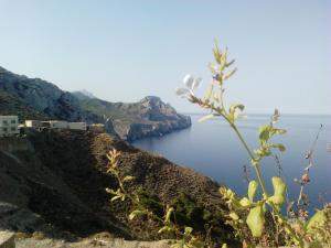 vista sull'oceano dal lato di una scogliera di Olympos Archipelagos a Olympos