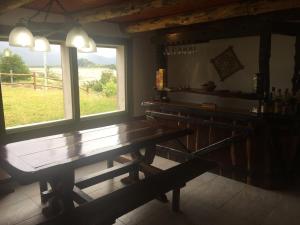 a dining room with a table and a window at Albergue Aylen-Aike in El Chalten