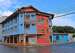 um edifício colorido na esquina de uma rua em Pousada da Aldeia em Serra
