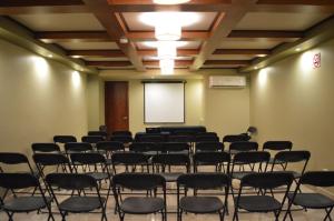 una sala de conferencias con sillas y una pantalla en Hotel Posada del Virrey, en Xalapa