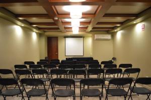 une salle de conférence avec des chaises et un écran dans l'établissement Hotel Posada del Virrey, à Xalapa