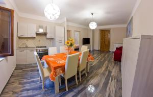 a kitchen and dining room with a table and chairs at Il Merlo Verde in Monteverdi Marittimo