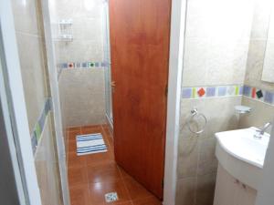 Koupelna v ubytování DEPARTAMENTOS YAPAY PEÑI