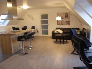 een woonkamer met een bar en een aantal stoelen bij Location Tromeal Lasalle in Saint-Pol-de-Léon