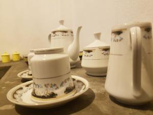 un gruppo di vasi e lastre su un tavolo di South Heaven Villa a Hikkaduwa