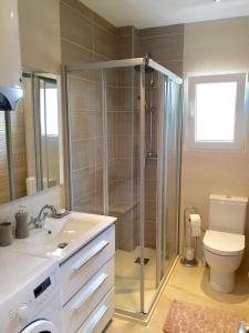 een badkamer met een douche, een wastafel en een toilet bij LAS PERLAS - 1º Linea in Denia