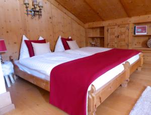 ein Schlafzimmer mit einem großen Bett in einer Hütte in der Unterkunft Hotel Roseg-Gletscher in Pontresina