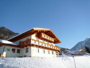 budynek na szczycie pokrytej śniegiem góry w obiekcie Appartement Bergkristall w mieście Sankt Johann im Pongau