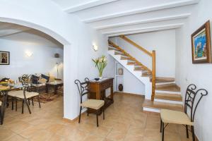 Posedenie v ubytovaní Owl Booking Villa Bennasar - Rustic Stay