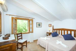 Posteľ alebo postele v izbe v ubytovaní Owl Booking Villa Bennasar - Rustic Stay