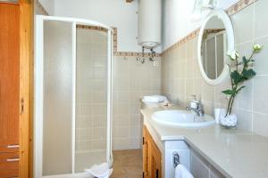 Kúpeľňa v ubytovaní Owl Booking Villa Bennasar - Rustic Stay
