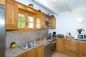 Kuchyňa alebo kuchynka v ubytovaní Owl Booking Villa Bennasar - Rustic Stay + 19 fotografií