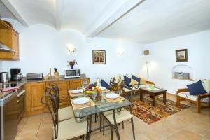 Kuchyňa alebo kuchynka v ubytovaní Owl Booking Villa Bennasar - Rustic Stay