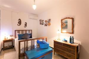 1 dormitorio con cuna y espejo en Owl Booking Villa Padrina - Walking to the Old Town, en Pollensa