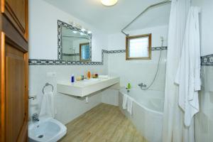 A bathroom at Owl Booking Villa March - 10 Min Walk to the Old Town
