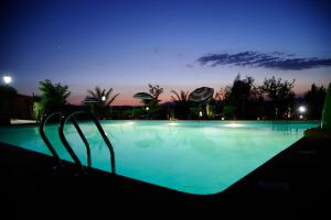 a large swimming pool at night with the sky at El Rincón de Cabañeros in Retuerta de Bullaque