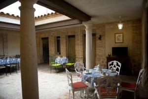 een patio met een tafel en stoelen bij Casa Rural La Biblioteca in Almagro