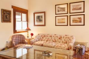 a living room with a couch and a glass table at Casas Olmo y Fresno jardín y piscina a 17 kilómetros de Salamanca in Salamanca