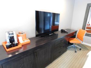 TV a/nebo společenská místnost v ubytování Wave Street Inn