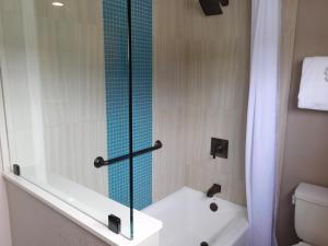 Koupelna v ubytování Wave Street Inn