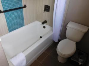 Koupelna v ubytování Wave Street Inn