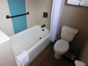 Koupelna v ubytování Wave Street Inn