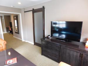 TV a/nebo společenská místnost v ubytování Wave Street Inn