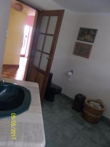 een badkamer met een wastafel en een toilet bij "Dulces Sueños" in Cochabamba
