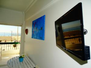 コスタ・ダ・カパリカにあるApartment Vasco da Gamaのリビングルーム(壁掛け式薄型テレビ付)