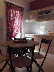Kuchyňa alebo kuchynka v ubytovaní Sunny apartment