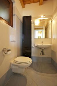 TraregoにあるVilla Graziosaのバスルーム(トイレ、洗面台付)