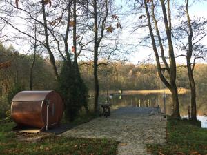 een houten boot naast een meer bij Dom nad Jeziorem Gwiazda in Wójcin