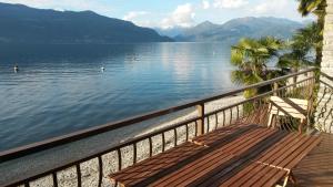 波爾托瓦爾特拉瓦利亞的住宿－Golfo Aranci，木制长凳,位于俯瞰湖泊的阳台