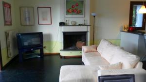 ポルト・ヴァルトラヴァーリアにあるGolfo Aranciのリビングルーム(白いソファ、テレビ付)