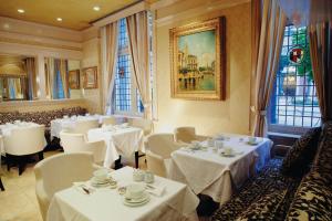 En restaurang eller annat matställe på Windsor Arms Hotel